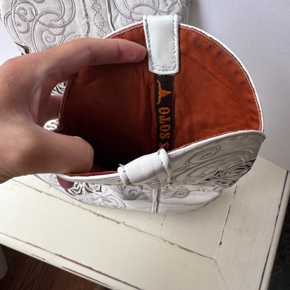 Elegant White Rose Embroidered Boots - Picture 3 of 5